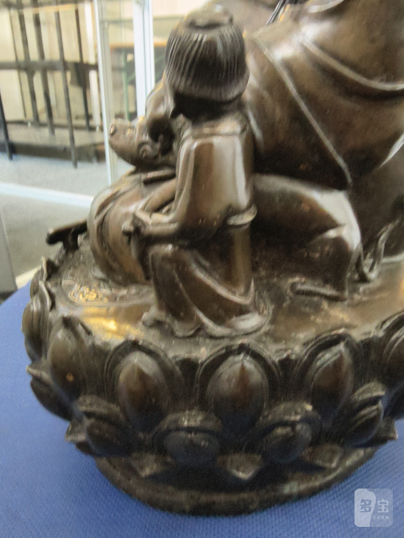 A large cast bronze figure of seated Budai with boys on a lotus pedestal - 图22